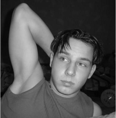 Ich bin 1,80 groß, habe braun-grüne augen, braune haare und habe einen sportlichen körper!