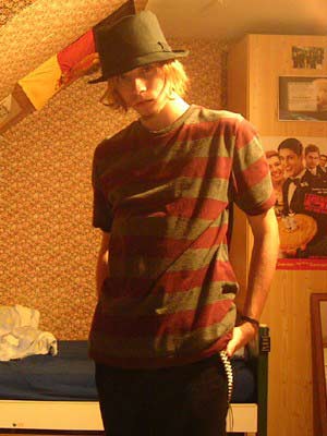 Der Hut ist eine Erweiterung meines Charakters. 
Ihr wisst wie das ist.
Er formt ein neues Ich.
Durch ein anderes Aussehen gibt man sich auch anders.