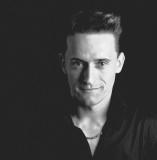 THEATERAKADEMIE KÖLN - Drei Semester Schauspielstudium

- Grundlagentraining Schauspiel 
  (u. a. nach Stanislawski, Johnstone und Strasberg) 
- Bewegungs- und Körpertraining 
- Stimmbildung und Sprecherziehung in Gruppen- u. Einzelstunden, 
- Gesang
- Szenenstudium 
- Kameratraining 
- Fechten
- Tanz

Erfahrungen Film:
1994 bis 2001 Auftritte in  Soaps "Verbotene Liebe", "Unter uns", "Lindenstraße", "Die Wache" etc. als Komparse und Kleindarsteller

1999 Werbespot "JUMP" für Bundesanstalt für Arbeit (lief auf VIVA, MTV und im Kino)

Sprechrollen:	
1999 Richterin Salesch"
2003 Richter Hold"
2004 DieJugendberaterin
2005 Richterin Salesch


Erfahrungen Theater:
1997 "Leonce und Lena", Georg Büchner; Rolle von Leonce,  Autritt im Schauspielhaus Köln
	
1998 "Heinrich Heine Abend", Auftritt im Frechener Stadtsaal
	
1999 "Die Berthold Brecht Revue", Auftritt im Haus am Bahndamm, Frechen

