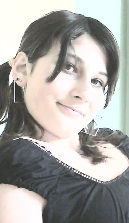 Ich bin 14 Jahre alt ! 
Ich spiele seit 7 Jahren Klavier und singe ! Auch im Chor und stehe sehr oft vor gro&szlig;em Publikum ! Ich nehme auch Schauspieluntericht und bin dort sehr erfolgreich !